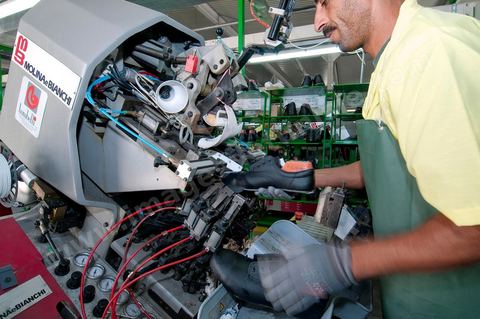 Atelier de confection de chaussures de sécurité dasn les unités de production de Jal Groupe à Menzel Bouzelfa en Tunisie. Né en 2005, à la suite de la fusion des sociétés liées aux marques JALLATTE, AIMONT, LUPOS, ALMAR, AUDA, JAL Group est le n°1 absolu en Europe pour la production et la commercialisation de chaussures de sécurité professionnelles.