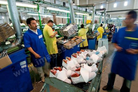 Atelier de confection de chaussures de sécurité dasn les unités de production de Jal Groupe à Menzel Bouzelfa en Tunisie. Né en 2005, à la suite de la fusion des sociétés liées aux marques JALLATTE, AIMONT, LUPOS, ALMAR, AUDA, JAL Group est le n°1 absolu en Europe pour la production et la commercialisation de chaussures de sécurité professionnelles.