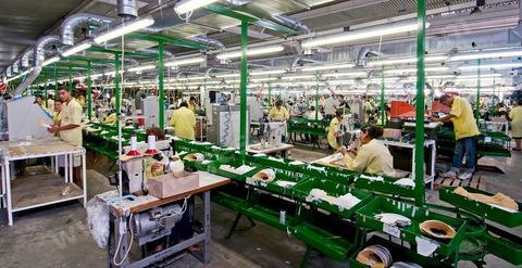 Atelier de confection de chaussures de sécurité dasn les unités de production de Jal Groupe à Menzel Bouzelfa en Tunisie. Né en 2005, à la suite de la fusion des sociétés liées aux marques JALLATTE, AIMONT, LUPOS, ALMAR, AUDA, JAL Group est le n°1 absolu en Europe pour la production et la commercialisation de chaussures de sécurité professionnelles.