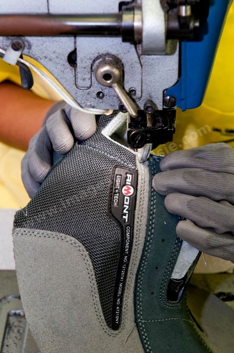 Atelier de confection de chaussures de sécurité dasn les unités de production de Jal Groupe à Menzel Bouzelfa en Tunisie. Né en 2005, à la suite de la fusion des sociétés liées aux marques JALLATTE, AIMONT, LUPOS, ALMAR, AUDA, JAL Group est le n°1 absolu en Europe pour la production et la commercialisation de chaussures de sécurité professionnelles.