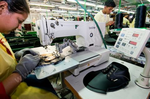 Atelier de confection de chaussures de sécurité dasn les unités de production de Jal Groupe à Menzel Bouzelfa en Tunisie. Né en 2005, à la suite de la fusion des sociétés liées aux marques JALLATTE, AIMONT, LUPOS, ALMAR, AUDA, JAL Group est le n°1 absolu en Europe pour la production et la commercialisation de chaussures de sécurité professionnelles.
