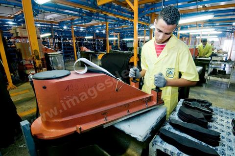 Atelier de confection de chaussures de sécurité dasn les unités de production de Jal Groupe à Menzel Bouzelfa en Tunisie. Né en 2005, à la suite de la fusion des sociétés liées aux marques JALLATTE, AIMONT, LUPOS, ALMAR, AUDA, JAL Group est le n°1 absolu en Europe pour la production et la commercialisation de chaussures de sécurité professionnelles.