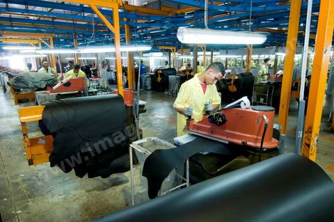 Atelier de confection de chaussures de sécurité dasn les unités de production de Jal Groupe à Menzel Bouzelfa en Tunisie. Né en 2005, à la suite de la fusion des sociétés liées aux marques JALLATTE, AIMONT, LUPOS, ALMAR, AUDA, JAL Group est le n°1 absolu en Europe pour la production et la commercialisation de chaussures de sécurité professionnelles.
