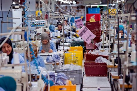 Usine Isalys à Sfax, atelier de confection de lingerie féminine notamment de la marque de lingerie Lejaby. Mais Isalys sous traite aussi pour Barbara, Aubade, Etam, Rassurel, Decathlon, Go Sport, ...