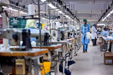 Usine Isalys à Sfax, atelier de confection de lingerie féminine notamment de la marque de lingerie Lejaby. Mais Isalys sous traite aussi pour Barbara, Aubade, Etam, Rassurel, Decathlon, Go Sport, ...