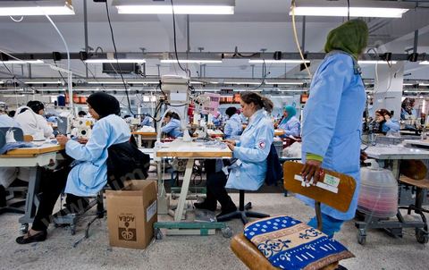 Usine Isalys à Sfax, atelier de confection de lingerie féminine notamment de la marque de lingerie Lejaby. Mais Isalys sous traite aussi pour Barbara, Aubade, Etam, Rassurel, Decathlon, Go Sport, ...