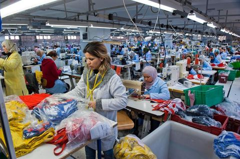 Usine Isalys à Sfax, atelier de confection de lingerie féminine notamment de la marque de lingerie Lejaby. Mais Isalys sous traite aussi pour Barbara, Aubade, Etam, Rassurel, Decathlon, Go Sport, ...