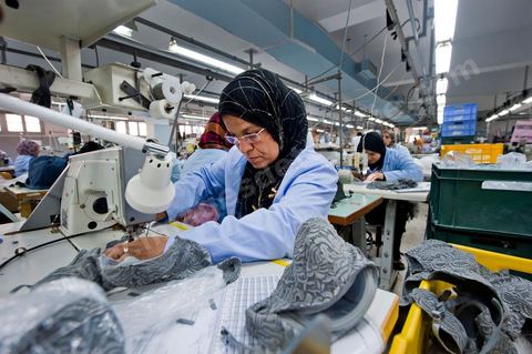 Usine Isalys à Sfax, atelier de confection de lingerie féminine notamment de la marque de lingerie Lejaby. Mais Isalys sous traite aussi pour Barbara, Aubade, Etam, Rassurel, Decathlon, Go Sport, ...