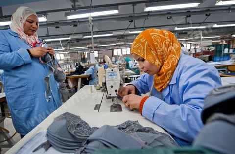 Usine Isalys à Sfax, atelier de confection de lingerie féminine notamment de la marque de lingerie Lejaby. Mais Isalys sous traite aussi pour Barbara, Aubade, Etam, Rassurel, Decathlon, Go Sport, ...