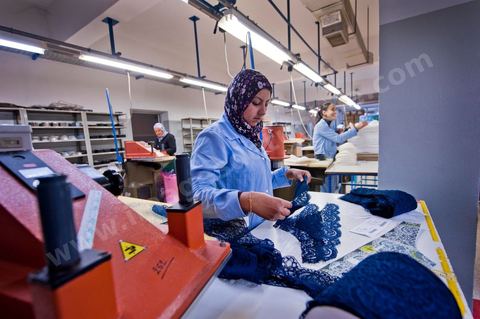 Usine Isalys à Sfax, atelier de confection de lingerie féminine notamment de la marque de lingerie Lejaby. Mais Isalys sous traite aussi pour Barbara, Aubade, Etam, Rassurel, Decathlon, Go Sport, ...