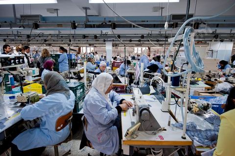 Usine Isalys à Sfax, atelier de confection de lingerie féminine notamment de la marque de lingerie Lejaby. Mais Isalys sous traite aussi pour Barbara, Aubade, Etam, Rassurel, Decathlon, Go Sport, ...
