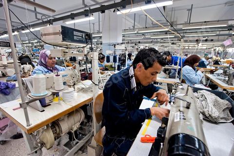 Usine Isalys à Sfax, atelier de confection de lingerie féminine notamment de la marque de lingerie Lejaby. Mais Isalys sous traite aussi pour Barbara, Aubade, Etam, Rassurel, Decathlon, Go Sport, ...