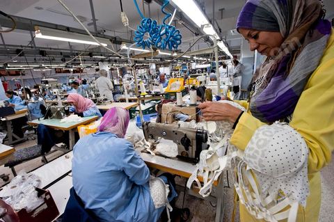 Usine Isalys à Sfax, atelier de confection de lingerie féminine notamment de la marque de lingerie Lejaby. Mais Isalys sous traite aussi pour Barbara, Aubade, Etam, Rassurel, Decathlon, Go Sport, ...