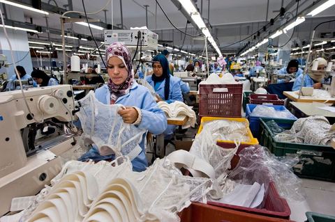 Usine Isalys à Sfax, atelier de confection de lingerie féminine notamment de la marque de lingerie Lejaby. Mais Isalys sous traite aussi pour Barbara, Aubade, Etam, Rassurel, Decathlon, Go Sport, ...
