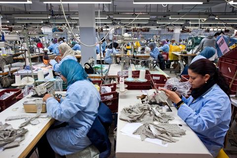 Usine Isalys à Sfax, atelier de confection de lingerie féminine notamment de la marque de lingerie Lejaby. Mais Isalys sous traite aussi pour Barbara, Aubade, Etam, Rassurel, Decathlon, Go Sport, ...