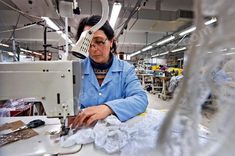Usine Isalys à Sfax, atelier de confection de lingerie féminine notamment de la marque de lingerie Lejaby. Mais Isalys sous traite aussi pour Barbara, Aubade, Etam, Rassurel, Decathlon, Go Sport, ...