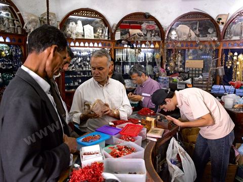 Bijouterie juive La Coupole. Au coeur des souks de la medina de Houmt Souk, le quartier des bijoutiers est tenu par les juifs - a djerba les bijoux en or des juifs sont utlisés par les femmes musulman au quotidien.