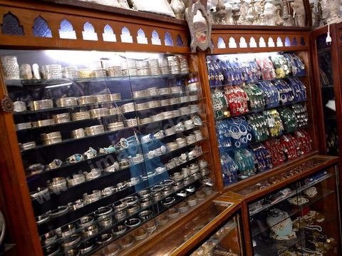 Bijouterie juive La Coupole. Au coeur des souks de la medina de Houmt Souk, le quartier des bijoutiers est tenu par les juifs - a djerba les bijoux en or des juifs sont utlisés par les femmes musulman au quotidien.