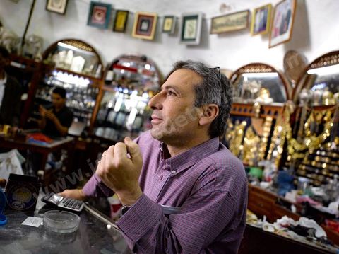 Bijouterie juive La Coupole. Au coeur des souks de la medina de Houmt Souk, le quartier des bijoutiers est tenu par les juifs - a djerba les bijoux en or des juifs sont utlisés par les femmes musulman au quotidien.