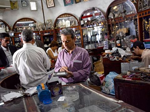Bijouterie juive La Coupole. Au coeur des souks de la medina de Houmt Souk, le quartier des bijoutiers est tenu par les juifs - a djerba les bijoux en or des juifs sont utlisés par les femmes musulman au quotidien.