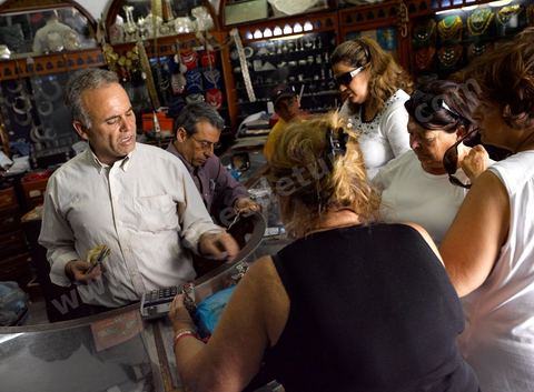 Bijouterie juive La Coupole. Au coeur des souks de la medina de Houmt Souk, le quartier des bijoutiers est tenu par les juifs - a djerba les bijoux en or des juifs sont utlisés par les femmes musulman au quotidien.