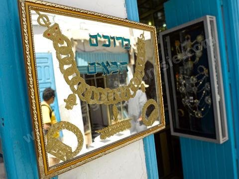 Au coeur des souks de la medina de Houmt Souk, le quartier des bijoutiers est tenu par les juifs - a djerba les bijoux en or des juifs sont utlisés par les femmes musulman au quotidien.