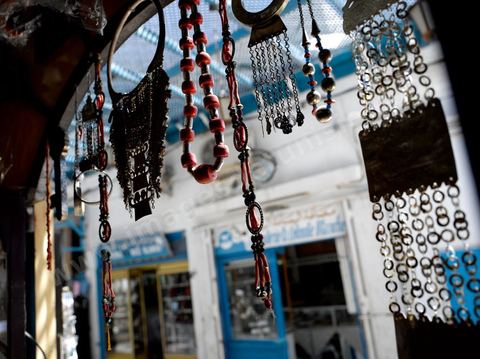 Au coeur des souks de la medina de Houmt Souk, le quartier des bijoutiers est tenu par les juifs - a djerba les bijoux en or des juifs sont utlisés par les femmes musulman au quotidien.
