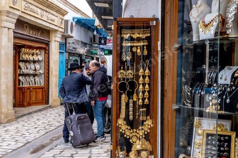 Dans la medina de Houmt Souk le quartier des bijoutiers, tradition ancestrale de ll'ile de Djerba paratgée à la fois par les musulmans et les juifs. Lors du pélérinage, il est de tradition d'aller acheter les bijoux en or et ragent chez les bijoutiers juifs de Djerba. 