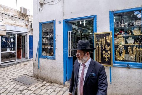 Dans la medina de Houmt Souk le quartier des bijoutiers, tradition ancestrale de ll'ile de Djerba paratgée à la fois par les musulmans et les juifs. Lors du pélérinage, il est de tradition d'aller acheter les bijoux en or et ragent chez les bijoutiers juifs de Djerba. 