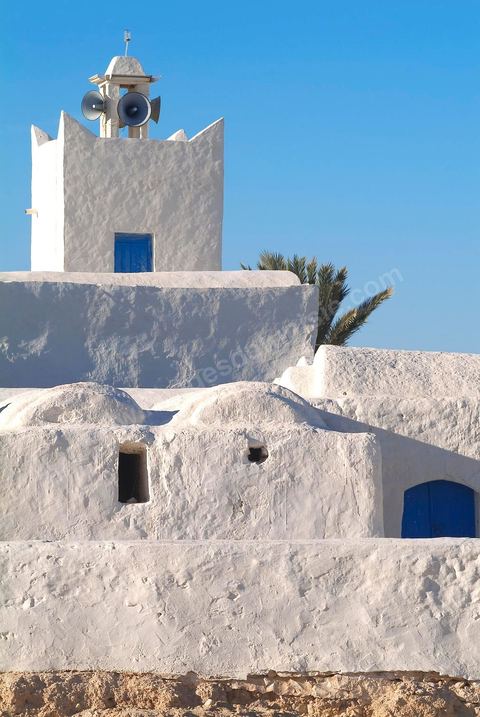 Mosquée Bezim sur la route entre Ajim et Houmt Souk à Djerba