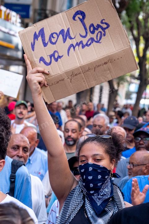Tunis, Tunisie – 20 août 2026. Des manifestants défilent dans le centre de Tunis contre le président Kaïs Saïed, appelant à son départ et réclamant davantage de libertés politiques et la libération de détenus et opposants. Portraits du président barrés du slogan « DÉGAGE », drapeaux tunisiens et pancartes accompagnent la manifestation. La mobilisation intervient dans un contexte de mécontentement social croissant après plusieurs semaines de fortes chaleurs, de coupures d’eau et d’électricité et de difficultés d’accès à certains médicaments et produits essentiels.