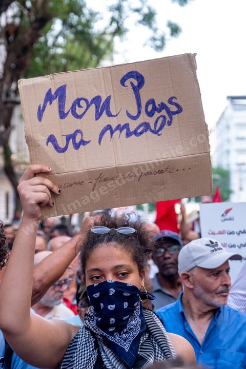 Tunis, Tunisie – 20 août 2026. Des manifestants défilent dans le centre de Tunis contre le président Kaïs Saïed, appelant à son départ et réclamant davantage de libertés politiques et la libération de détenus et opposants. Portraits du président barrés du slogan « DÉGAGE », drapeaux tunisiens et pancartes accompagnent la manifestation. La mobilisation intervient dans un contexte de mécontentement social croissant après plusieurs semaines de fortes chaleurs, de coupures d’eau et d’électricité et de difficultés d’accès à certains médicaments et produits essentiels.