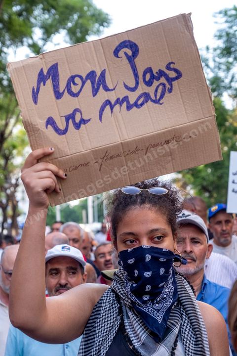 Tunis, Tunisie – 20 août 2026. Des manifestants défilent dans le centre de Tunis contre le président Kaïs Saïed, appelant à son départ et réclamant davantage de libertés politiques et la libération de détenus et opposants. Portraits du président barrés du slogan « DÉGAGE », drapeaux tunisiens et pancartes accompagnent la manifestation. La mobilisation intervient dans un contexte de mécontentement social croissant après plusieurs semaines de fortes chaleurs, de coupures d’eau et d’électricité et de difficultés d’accès à certains médicaments et produits essentiels.