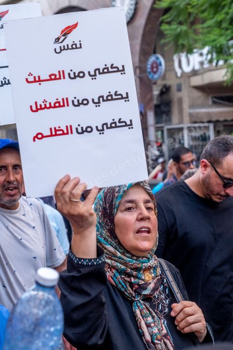 Tunis, Tunisie – 20 août 2026. Des manifestants défilent dans le centre de Tunis contre le président Kaïs Saïed, appelant à son départ et réclamant davantage de libertés politiques et la libération de détenus et opposants. Portraits du président barrés du slogan « DÉGAGE », drapeaux tunisiens et pancartes accompagnent la manifestation. La mobilisation intervient dans un contexte de mécontentement social croissant après plusieurs semaines de fortes chaleurs, de coupures d’eau et d’électricité et de difficultés d’accès à certains médicaments et produits essentiels.