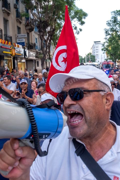Tunis, Tunisie – 20 août 2026. Des manifestants défilent dans le centre de Tunis contre le président Kaïs Saïed, appelant à son départ et réclamant davantage de libertés politiques et la libération de détenus et opposants. Portraits du président barrés du slogan « DÉGAGE », drapeaux tunisiens et pancartes accompagnent la manifestation. La mobilisation intervient dans un contexte de mécontentement social croissant après plusieurs semaines de fortes chaleurs, de coupures d’eau et d’électricité et de difficultés d’accès à certains médicaments et produits essentiels.