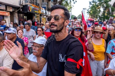 Tunis, Tunisie – 20 août 2026. Des manifestants défilent dans le centre de Tunis contre le président Kaïs Saïed, appelant à son départ et réclamant davantage de libertés politiques et la libération de détenus et opposants. Portraits du président barrés du slogan « DÉGAGE », drapeaux tunisiens et pancartes accompagnent la manifestation. La mobilisation intervient dans un contexte de mécontentement social croissant après plusieurs semaines de fortes chaleurs, de coupures d’eau et d’électricité et de difficultés d’accès à certains médicaments et produits essentiels.