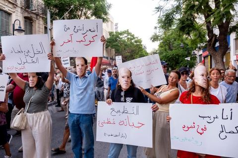 Tunis, Tunisie – 20 août 2026. Des manifestants défilent dans le centre de Tunis contre le président Kaïs Saïed, appelant à son départ et réclamant davantage de libertés politiques et la libération de détenus et opposants. Portraits du président barrés du slogan « DÉGAGE », drapeaux tunisiens et pancartes accompagnent la manifestation. La mobilisation intervient dans un contexte de mécontentement social croissant après plusieurs semaines de fortes chaleurs, de coupures d’eau et d’électricité et de difficultés d’accès à certains médicaments et produits essentiels.