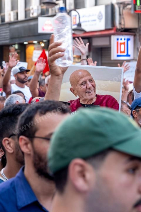 Tunis, Tunisie – 20 août 2026. Des manifestants défilent dans le centre de Tunis contre le président Kaïs Saïed, appelant à son départ et réclamant davantage de libertés politiques et la libération de détenus et opposants. Portraits du président barrés du slogan « DÉGAGE », drapeaux tunisiens et pancartes accompagnent la manifestation. La mobilisation intervient dans un contexte de mécontentement social croissant après plusieurs semaines de fortes chaleurs, de coupures d’eau et d’électricité et de difficultés d’accès à certains médicaments et produits essentiels.