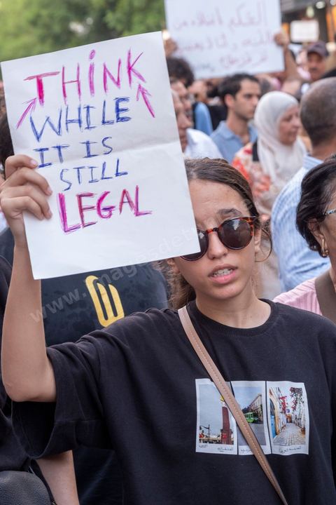 Tunis, Tunisie – 20 août 2026. Des manifestants défilent dans le centre de Tunis contre le président Kaïs Saïed, appelant à son départ et réclamant davantage de libertés politiques et la libération de détenus et opposants. Portraits du président barrés du slogan « DÉGAGE », drapeaux tunisiens et pancartes accompagnent la manifestation. La mobilisation intervient dans un contexte de mécontentement social croissant après plusieurs semaines de fortes chaleurs, de coupures d’eau et d’électricité et de difficultés d’accès à certains médicaments et produits essentiels.