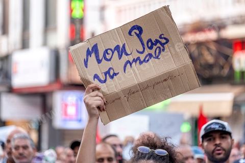 Tunis, Tunisie – 20 août 2026. Des manifestants défilent dans le centre de Tunis contre le président Kaïs Saïed, appelant à son départ et réclamant davantage de libertés politiques et la libération de détenus et opposants. Portraits du président barrés du slogan « DÉGAGE », drapeaux tunisiens et pancartes accompagnent la manifestation. La mobilisation intervient dans un contexte de mécontentement social croissant après plusieurs semaines de fortes chaleurs, de coupures d’eau et d’électricité et de difficultés d’accès à certains médicaments et produits essentiels.
