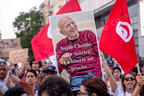 Tunis, Tunisie – 20 août 2026. Des manifestants défilent dans le centre de Tunis contre le président Kaïs Saïed, appelant à son départ et réclamant davantage de libertés politiques et la libération de détenus et opposants. Portraits du président barrés du slogan « DÉGAGE », drapeaux tunisiens et pancartes accompagnent la manifestation. La mobilisation intervient dans un contexte de mécontentement social croissant après plusieurs semaines de fortes chaleurs, de coupures d’eau et d’électricité et de difficultés d’accès à certains médicaments et produits essentiels.