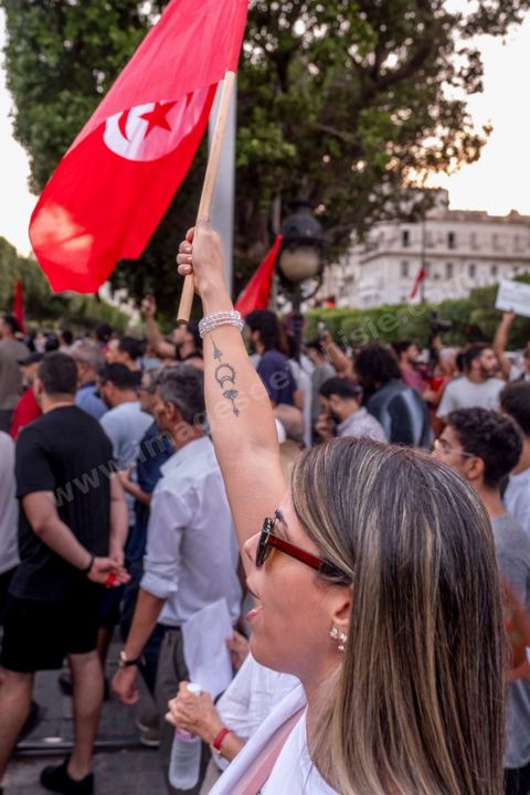 Tunis, Tunisie – 20 août 2026. Des manifestants défilent dans le centre de Tunis contre le président Kaïs Saïed, appelant à son départ et réclamant davantage de libertés politiques et la libération de détenus et opposants. Portraits du président barrés du slogan « DÉGAGE », drapeaux tunisiens et pancartes accompagnent la manifestation. La mobilisation intervient dans un contexte de mécontentement social croissant après plusieurs semaines de fortes chaleurs, de coupures d’eau et d’électricité et de difficultés d’accès à certains médicaments et produits essentiels.