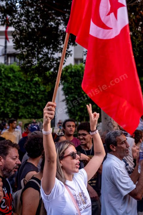 Tunis, Tunisie – 20 août 2026. Des manifestants défilent dans le centre de Tunis contre le président Kaïs Saïed, appelant à son départ et réclamant davantage de libertés politiques et la libération de détenus et opposants. Portraits du président barrés du slogan « DÉGAGE », drapeaux tunisiens et pancartes accompagnent la manifestation. La mobilisation intervient dans un contexte de mécontentement social croissant après plusieurs semaines de fortes chaleurs, de coupures d’eau et d’électricité et de difficultés d’accès à certains médicaments et produits essentiels.