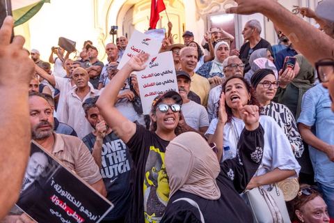 Tunis, Tunisie – 20 août 2026. Des manifestants défilent dans le centre de Tunis contre le président Kaïs Saïed, appelant à son départ et réclamant davantage de libertés politiques et la libération de détenus et opposants. Portraits du président barrés du slogan « DÉGAGE », drapeaux tunisiens et pancartes accompagnent la manifestation. La mobilisation intervient dans un contexte de mécontentement social croissant après plusieurs semaines de fortes chaleurs, de coupures d’eau et d’électricité et de difficultés d’accès à certains médicaments et produits essentiels.