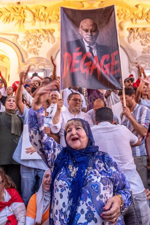 Tunis, Tunisie – 20 août 2026. Des manifestants défilent dans le centre de Tunis contre le président Kaïs Saïed, appelant à son départ et réclamant davantage de libertés politiques et la libération de détenus et opposants. Portraits du président barrés du slogan « DÉGAGE », drapeaux tunisiens et pancartes accompagnent la manifestation. La mobilisation intervient dans un contexte de mécontentement social croissant après plusieurs semaines de fortes chaleurs, de coupures d’eau et d’électricité et de difficultés d’accès à certains médicaments et produits essentiels.