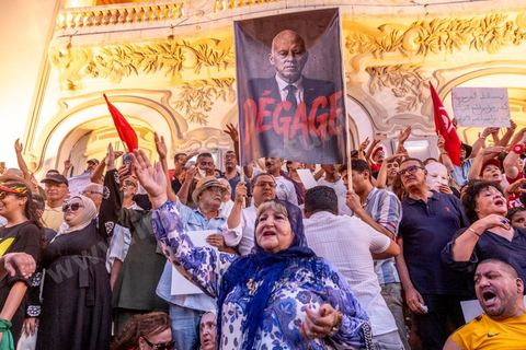 Tunis, Tunisie – 20 août 2026. Des manifestants défilent dans le centre de Tunis contre le président Kaïs Saïed, appelant à son départ et réclamant davantage de libertés politiques et la libération de détenus et opposants. Portraits du président barrés du slogan « DÉGAGE », drapeaux tunisiens et pancartes accompagnent la manifestation. La mobilisation intervient dans un contexte de mécontentement social croissant après plusieurs semaines de fortes chaleurs, de coupures d’eau et d’électricité et de difficultés d’accès à certains médicaments et produits essentiels.