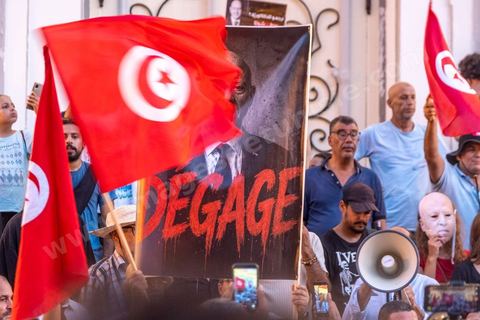 Tunis, Tunisie – 20 août 2026. Des manifestants défilent dans le centre de Tunis contre le président Kaïs Saïed, appelant à son départ et réclamant davantage de libertés politiques et la libération de détenus et opposants. Portraits du président barrés du slogan « DÉGAGE », drapeaux tunisiens et pancartes accompagnent la manifestation. La mobilisation intervient dans un contexte de mécontentement social croissant après plusieurs semaines de fortes chaleurs, de coupures d’eau et d’électricité et de difficultés d’accès à certains médicaments et produits essentiels.