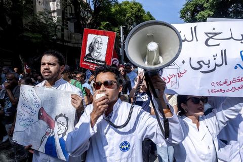 Tunis le 17 octobre 2026 – Manifestation contre le pouvoir de Kaïs Saïed à Tunis.Plusieurs milliers de manifestants ont défilé samedi 17 octobre 2026 dans les rues du centre-ville de Tunis, à l'appel de l'Union générale tunisienne du travail (UGTT), de plusieurs organisations de la société civile et de partis d'opposition. Partie de la place Mohamed Ali pour rejoindre l'avenue Habib-Bourguiba, cette importante mobilisation a rassemblé syndicalistes, avocats, journalistes, militants et citoyens venus dénoncer la dégradation de la situation économique et sociale ainsi que les restrictions des libertés publiques. Les manifestants ont réclamé le respect de la démocratie, la libération des détenus politiques, l'indépendance de la justice et la défense des droits fondamentaux. Plusieurs slogans issus de la révolution de 2011 ont été repris dans le cortège, notamment « Travail, liberté, dignité nationale ».