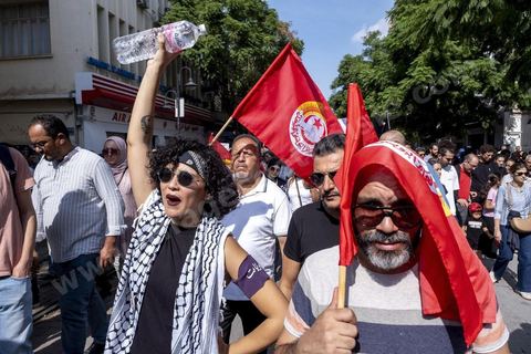 Tunis le 17 octobre 2026 – Manifestation contre le pouvoir de Kaïs Saïed à Tunis.Plusieurs milliers de manifestants ont défilé samedi 17 octobre 2026 dans les rues du centre-ville de Tunis, à l'appel de l'Union générale tunisienne du travail (UGTT), de plusieurs organisations de la société civile et de partis d'opposition. Partie de la place Mohamed Ali pour rejoindre l'avenue Habib-Bourguiba, cette importante mobilisation a rassemblé syndicalistes, avocats, journalistes, militants et citoyens venus dénoncer la dégradation de la situation économique et sociale ainsi que les restrictions des libertés publiques. Les manifestants ont réclamé le respect de la démocratie, la libération des détenus politiques, l'indépendance de la justice et la défense des droits fondamentaux. Plusieurs slogans issus de la révolution de 2011 ont été repris dans le cortège, notamment « Travail, liberté, dignité nationale ».