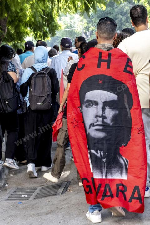 Tunis le 17 octobre 2026 – Manifestation contre le pouvoir de Kaïs Saïed à Tunis.Plusieurs milliers de manifestants ont défilé samedi 17 octobre 2026 dans les rues du centre-ville de Tunis, à l'appel de l'Union générale tunisienne du travail (UGTT), de plusieurs organisations de la société civile et de partis d'opposition. Partie de la place Mohamed Ali pour rejoindre l'avenue Habib-Bourguiba, cette importante mobilisation a rassemblé syndicalistes, avocats, journalistes, militants et citoyens venus dénoncer la dégradation de la situation économique et sociale ainsi que les restrictions des libertés publiques. Les manifestants ont réclamé le respect de la démocratie, la libération des détenus politiques, l'indépendance de la justice et la défense des droits fondamentaux. Plusieurs slogans issus de la révolution de 2011 ont été repris dans le cortège, notamment « Travail, liberté, dignité nationale ».